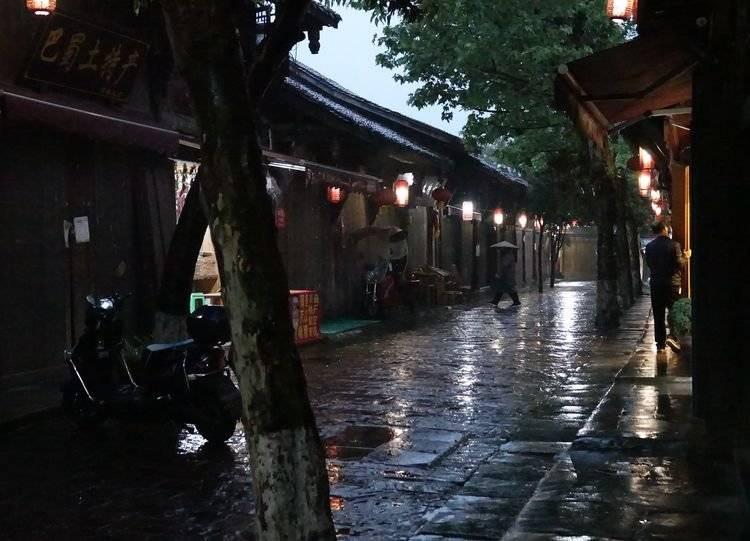 逃离黑与白的房间